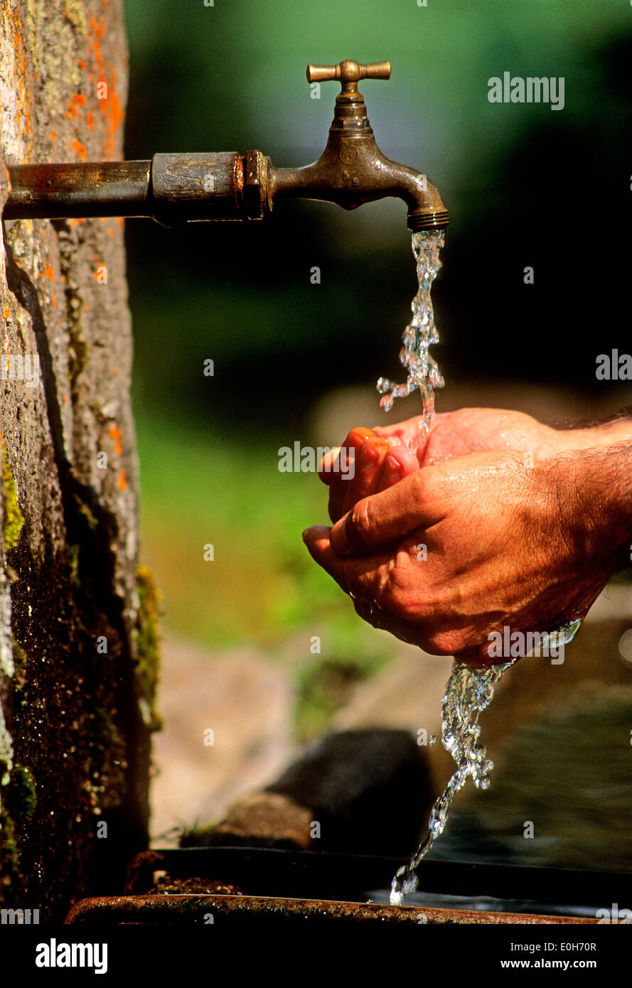 Se laver les mains à un robinet à l'extérieur dans le jardin Banque D'Images