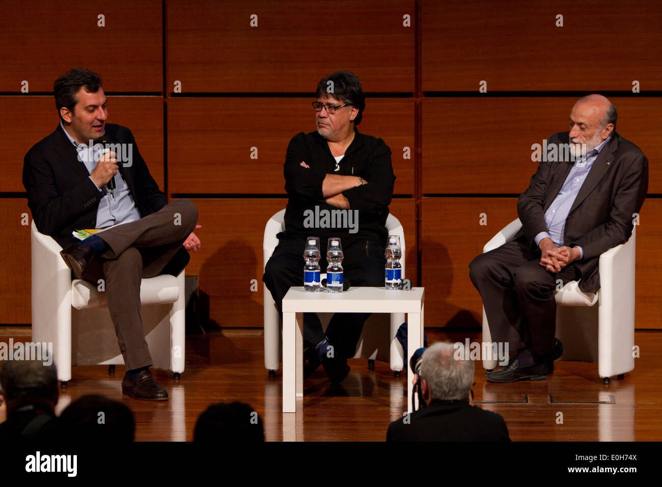 Journaliste Mario Calabresi (à gauche), l'écrivain Luis Sepulveda (centre) et le fondateur du mouvement Slow Food Carlo Petrini (à droite) au cours d'une conférence Banque D'Images