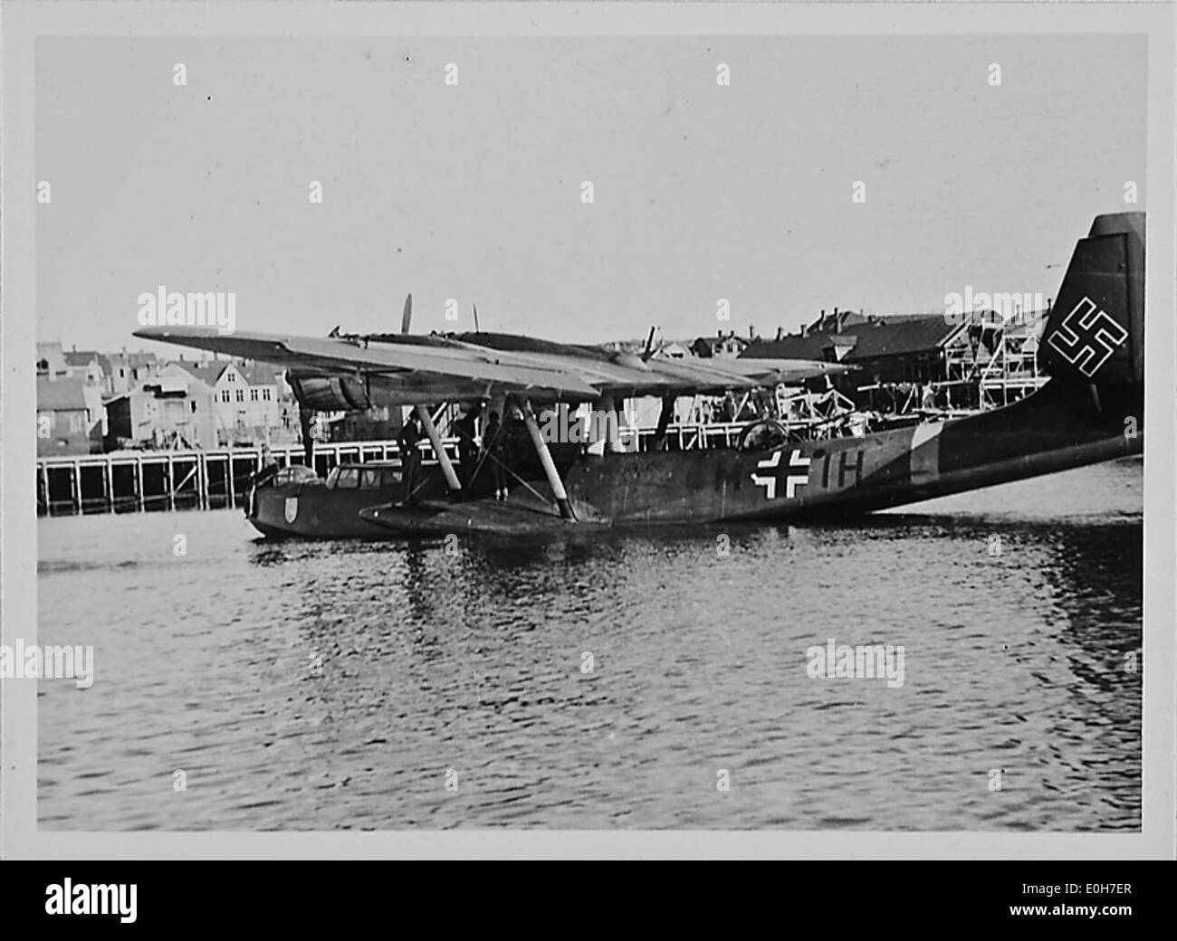 Une photographie historique de Kirkenes pendant la seconde Guerre mondiale, montrant les opérations de l'aviation militaire. L'image illustre la présence d'avions tels que l'hydravion Dornier Do 24, qui ont été utilisés par la Luftwaffe et d'autres forces militaires pendant l'occupation allemande de la Norvège pendant la seconde Guerre mondiale. Banque D'Images