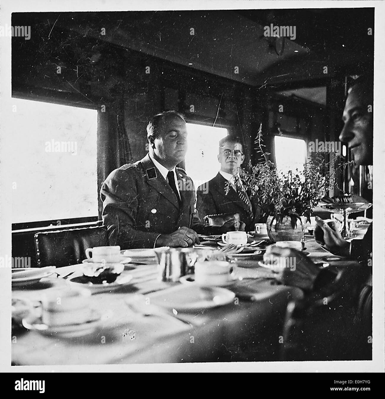 La photographie capture une scène de la seconde Guerre mondiale dans un contexte allemand, faisant éventuellement référence à l'occupation de la Norvège et à la vie quotidienne en temps de guerre. L'image fournit un aperçu historique de l'époque. Banque D'Images