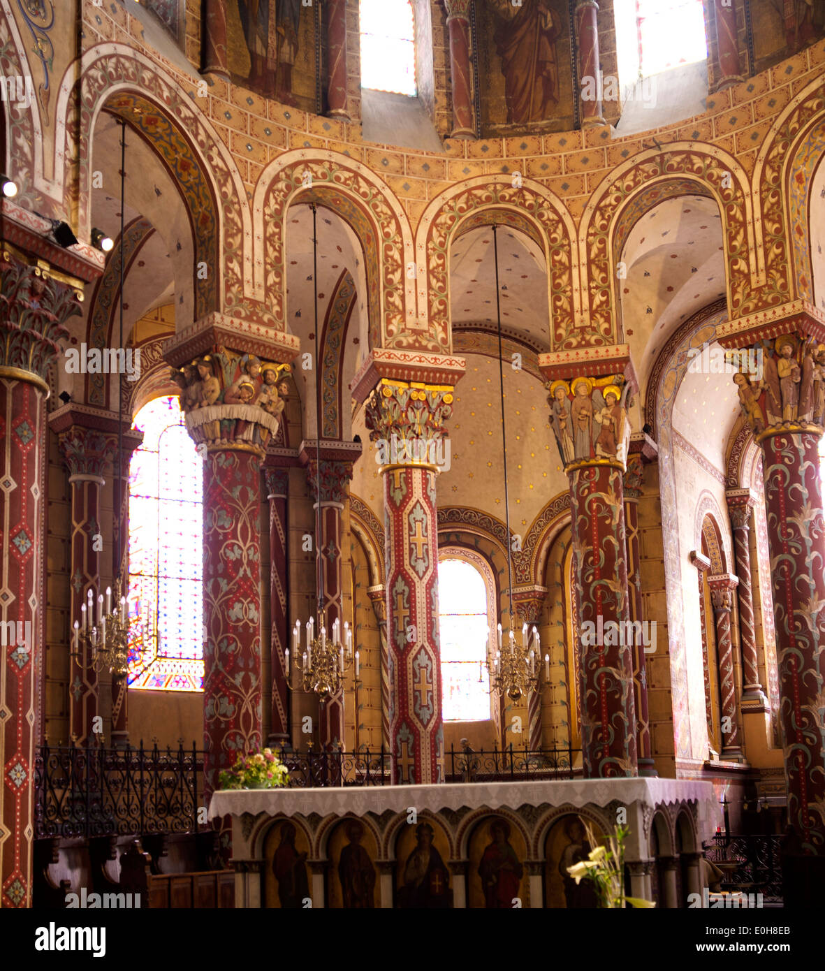 Intérieur de l'église romane St Austremoine abbatial à Issoire, Auvergne, France. Banque D'Images