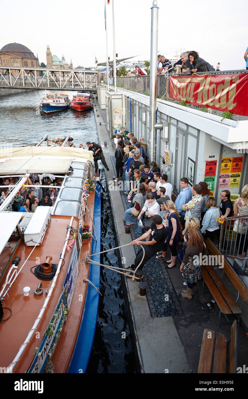 Barge parti Frau Hedi atterrissage à Landungsbruecken pier, croisière, Hambourg, Allemagne Banque D'Images