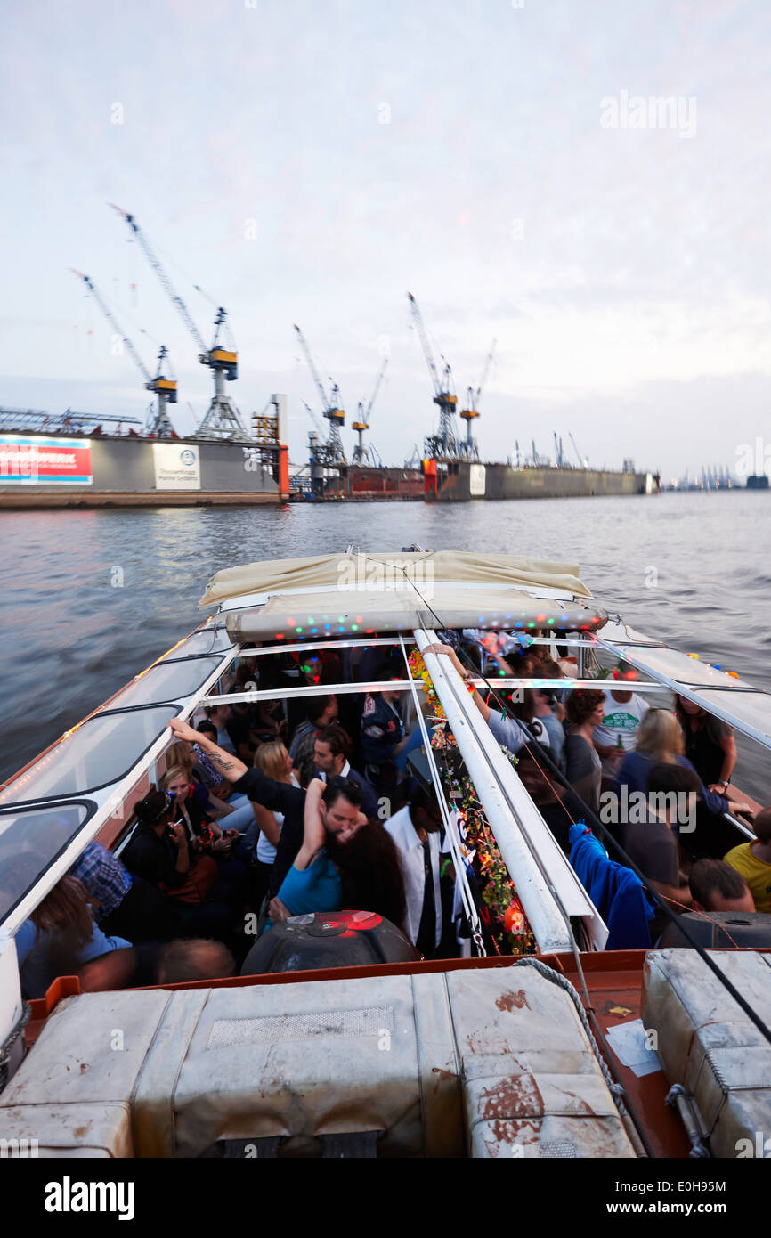Barge parti Frau Hedi, DJs mise sur des enregistrements au cours de la croisière au port, Hambourg, Allemagne Banque D'Images
