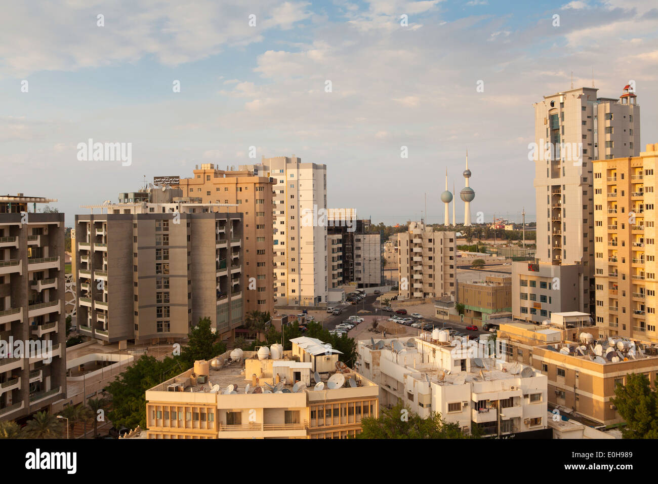Péninsule arabique. Le Koweït, Koweït City, centre-ville bâtiments et le Kuwait Towers Banque D'Images