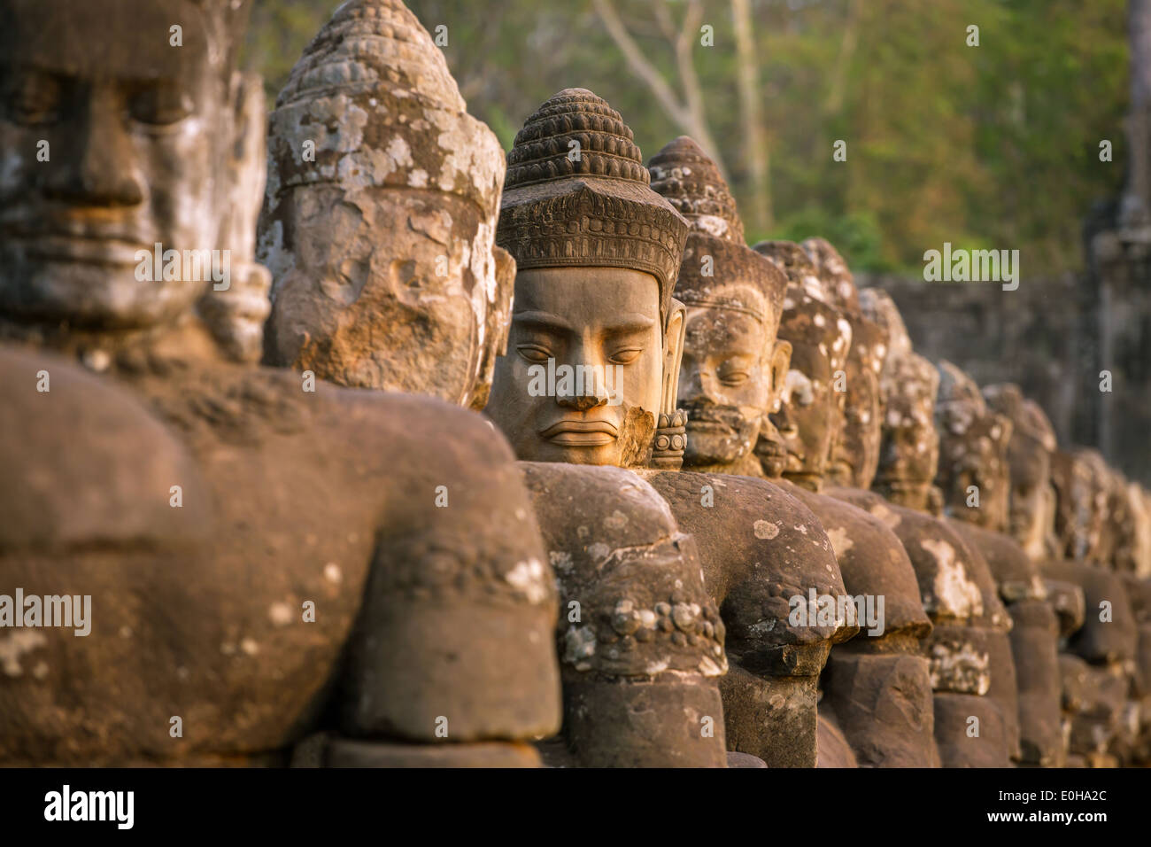 Statues sculptées en pierre des dévas sur le pont à Angkor Thom Angkor en complexe, Siem Reap, Cambodge Banque D'Images