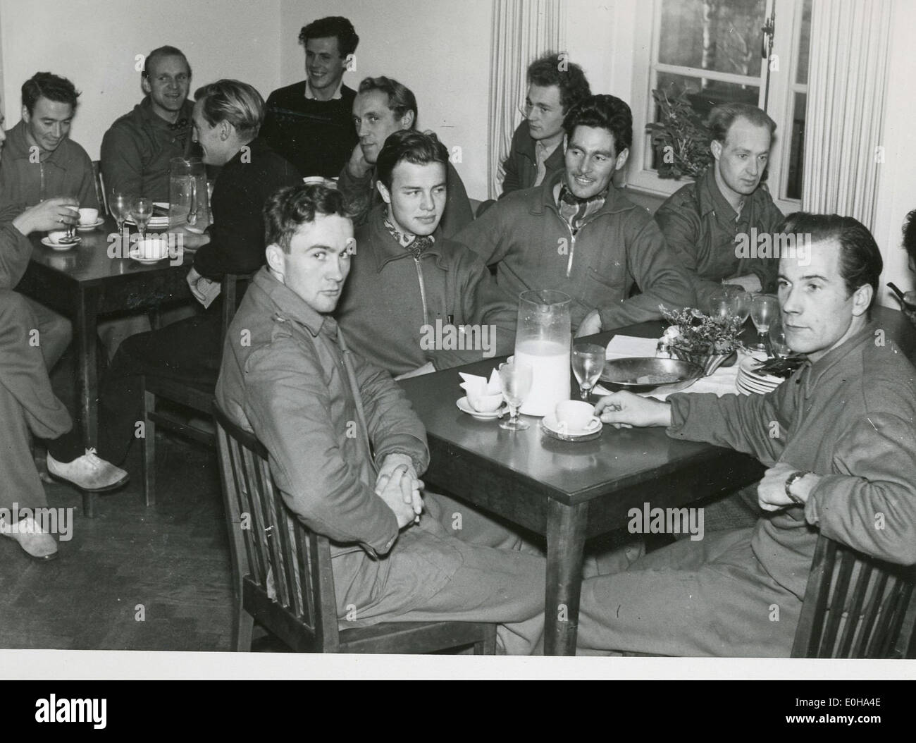 Le titre fait référence aux thèmes de l'accueil des réfugiés et des camps en Norvège. Il décrit les mouvements historiques et le logement des personnes déplacées en période de conflit dans le pays. Banque D'Images