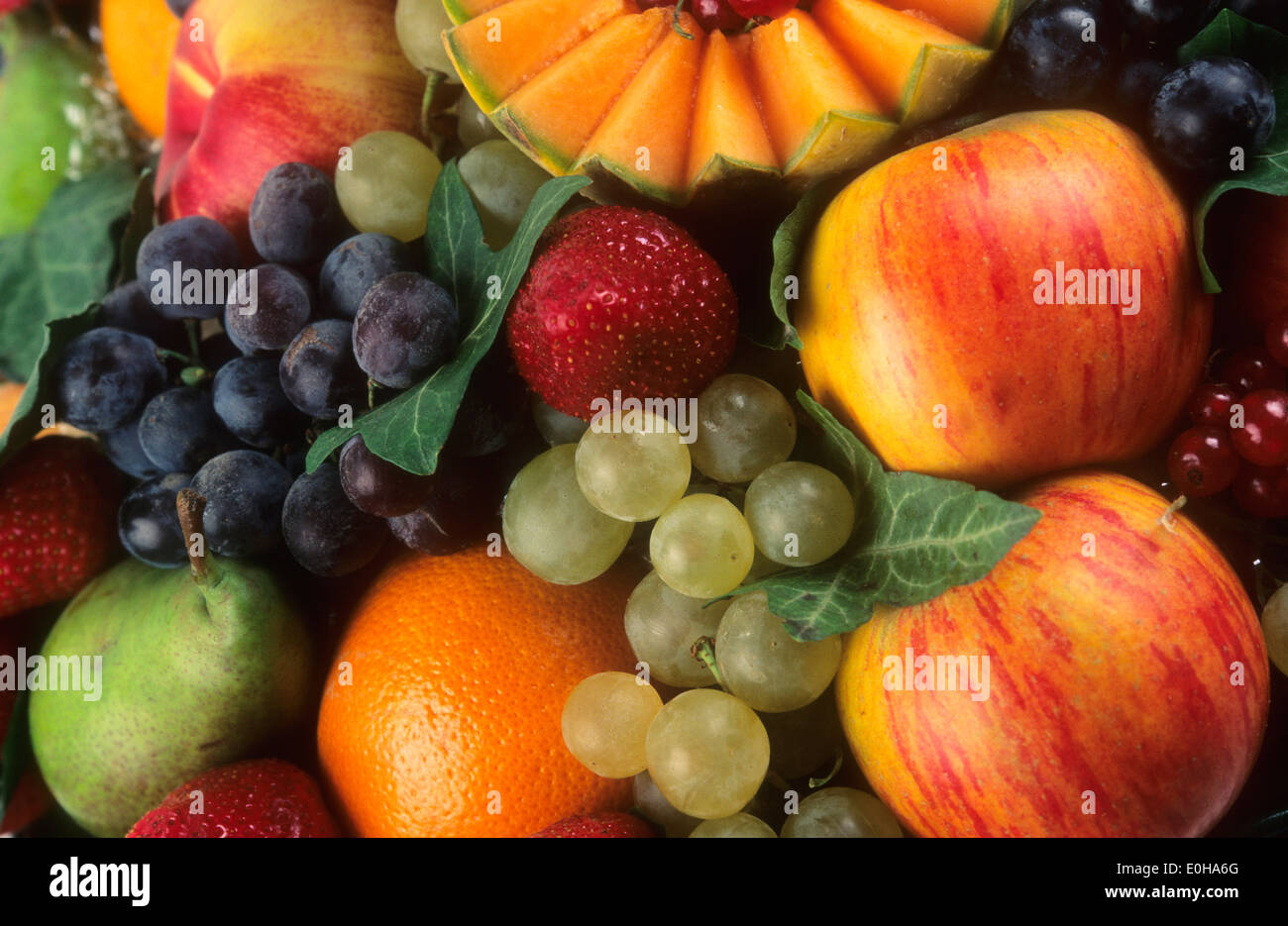 Variété de fruits - kiwi, raisins, melons, groseilles, fraises, poires Banque D'Images
