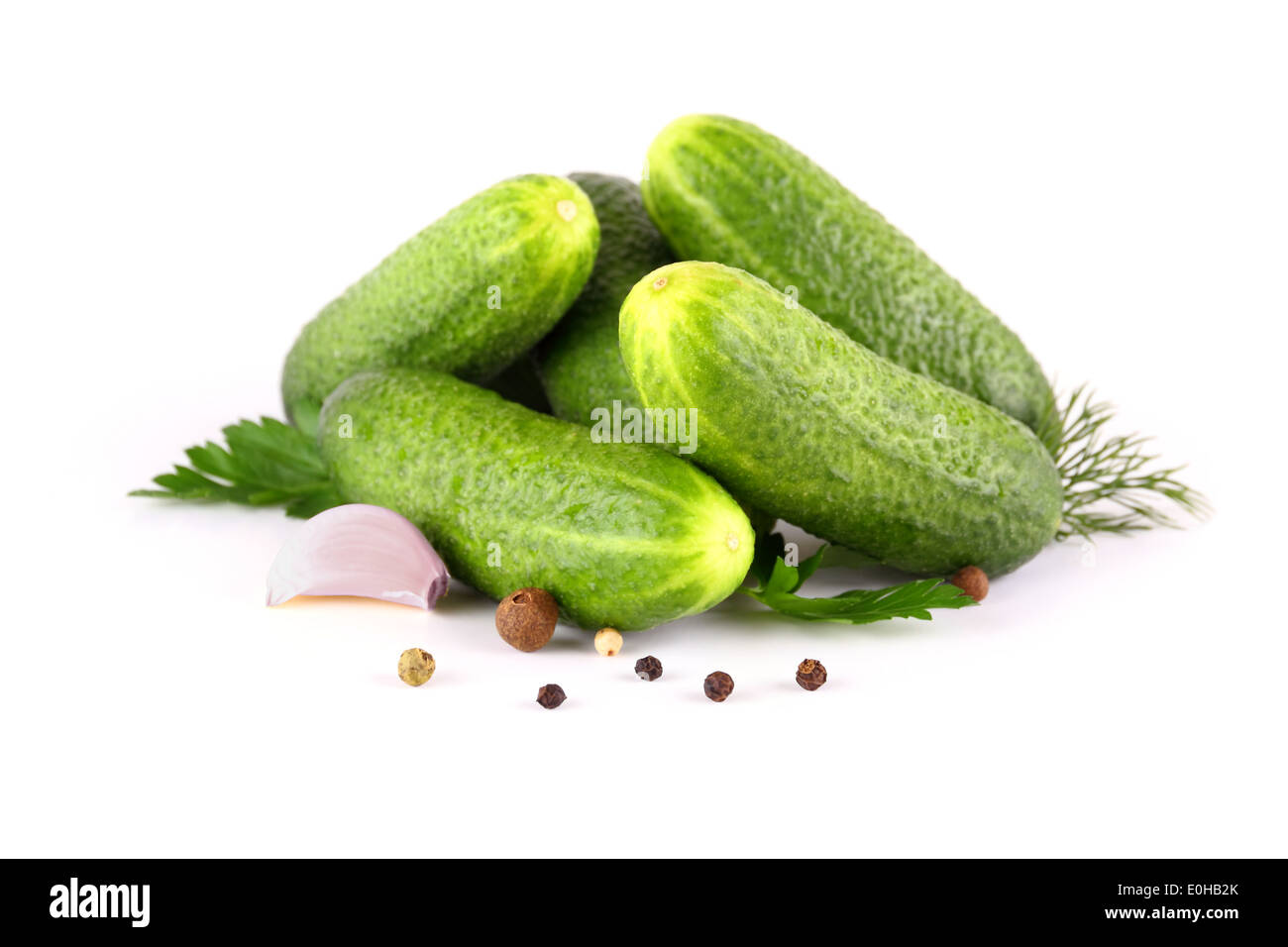 Pickling cucumbers avec persil, aneth, l'ail, de poivre, isolé Banque D'Images