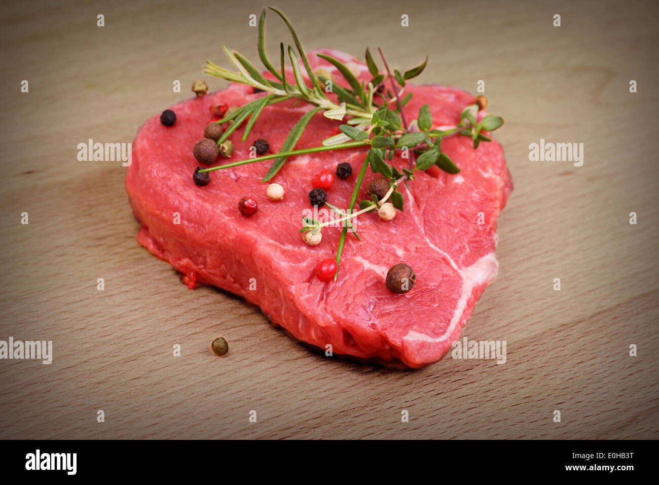 Steak de bœuf juteux avec épices et fines herbes, vignette Banque D'Images