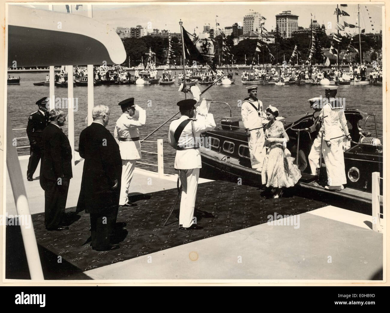 La reine Elizabeth II débarque de la barge royale dans le port de Sydney en 1954, marquant un moment historique lors de sa tournée royale en Australie. Banque D'Images
