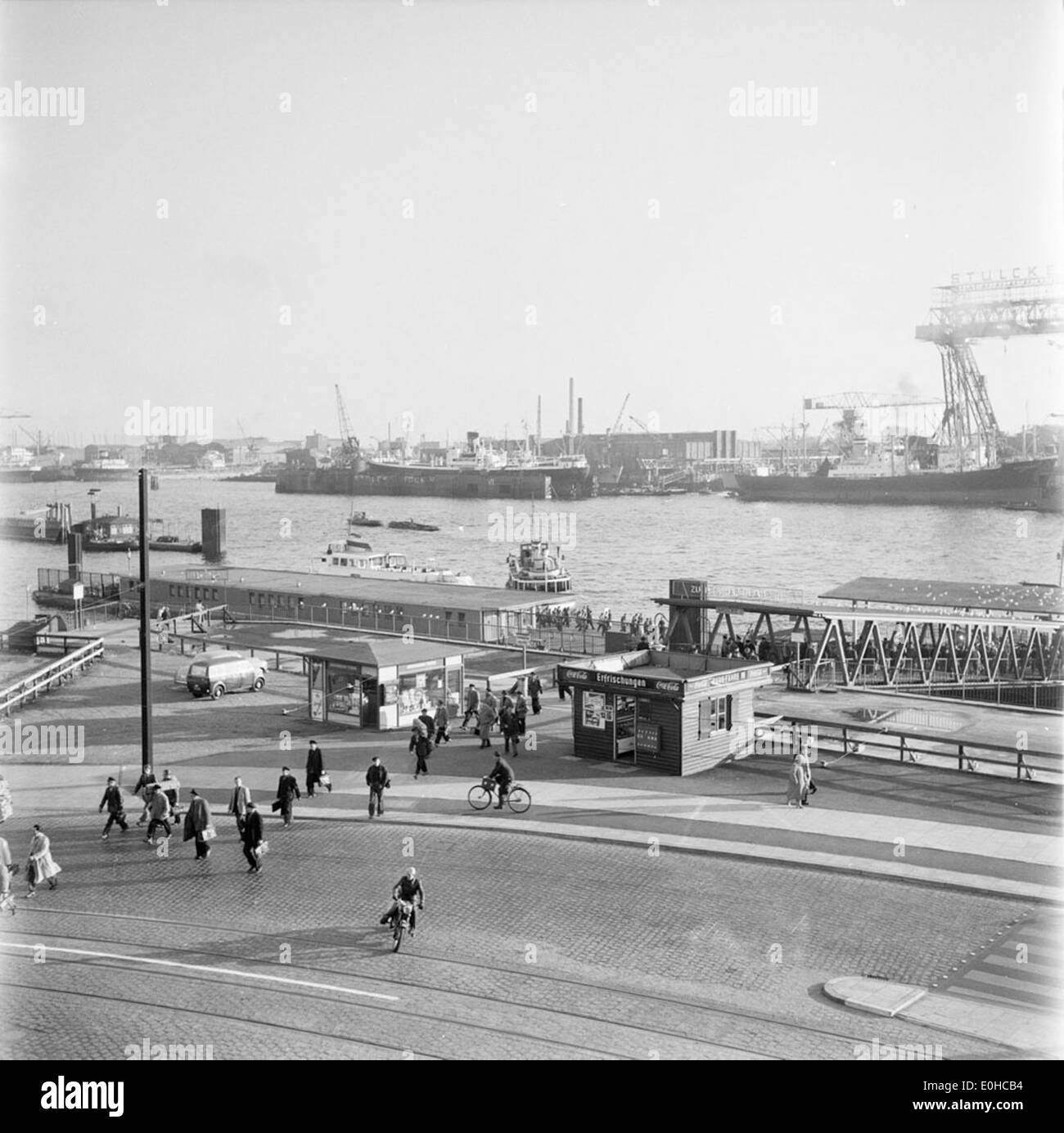 Le port de Hambourg en 1956 était un port animé, crucial pour l'économie de la ville et le commerce international. Il reflète la reprise économique d'après-guerre de l'Allemagne dans les années 1950 Banque D'Images