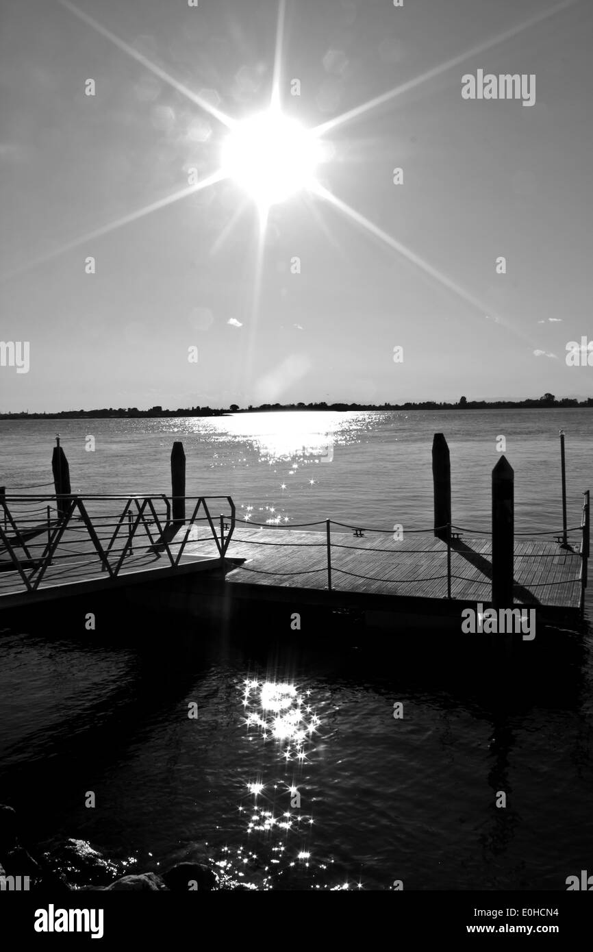 Le noir et blanc sea sun et pontons Banque D'Images