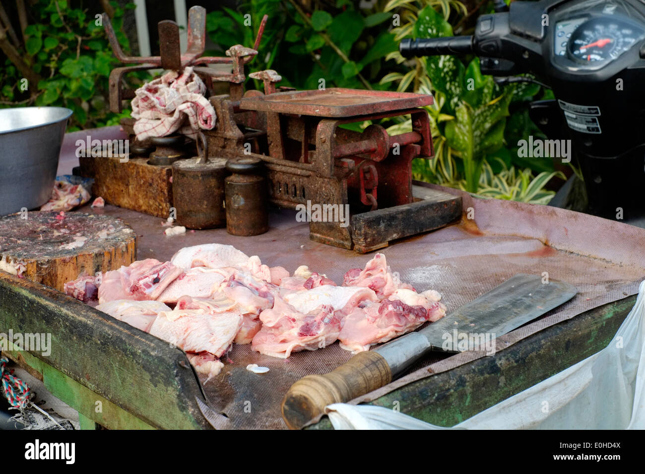 Les vendeurs de rue panier avec du poulet frais pour les vendre à des villageois dans l'Est de Java en Indonésie Banque D'Images