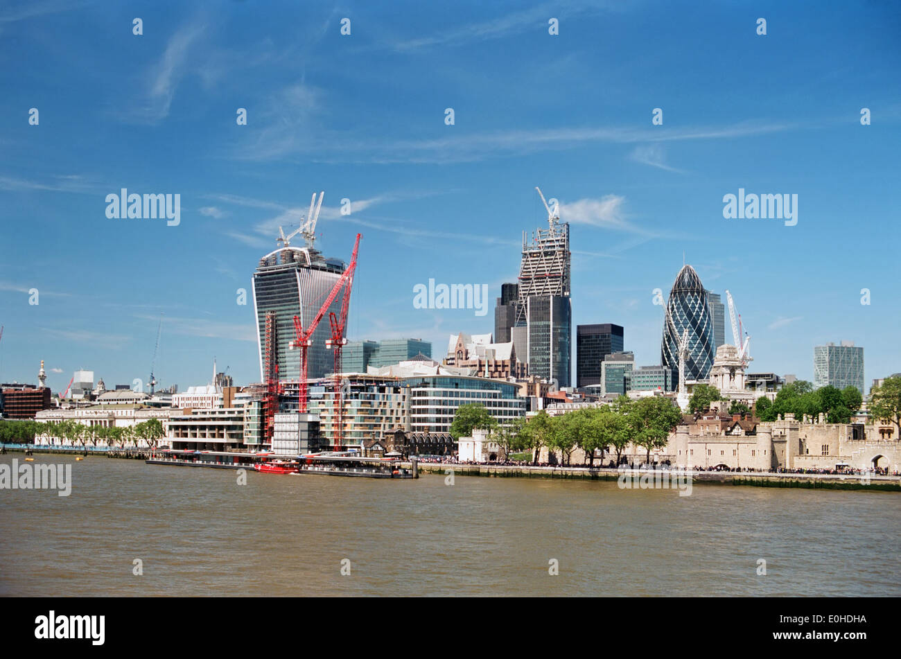La ville de Londres, Royaume-Uni, de la South Bank à l'été 2013, avec la Tour Walkie Talkie en construction Banque D'Images
