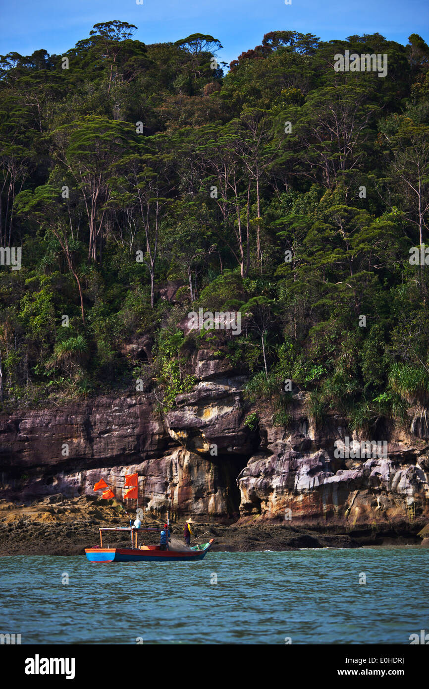 Pêcheur le long de la côte du parc national de Bako qui est situé dans la région de Sarawak - Bornéo, Malaisie Banque D'Images