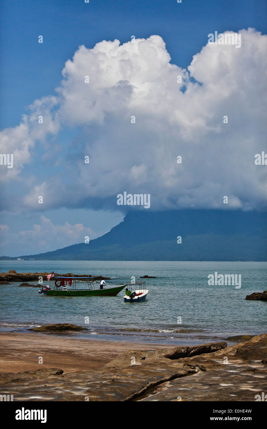 Aider les touristes des bateaux de la côte d'accès au parc national de Bako qui est situé dans la région de Sarawak - Bornéo, Malaisie Banque D'Images
