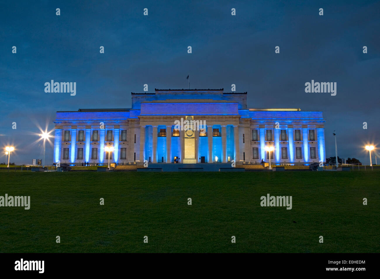 Le War Memorial Museum courts dans la lumière bleue dans la célébration du Royal Baby Boy, Auckland, Nouvelle-Zélande Banque D'Images