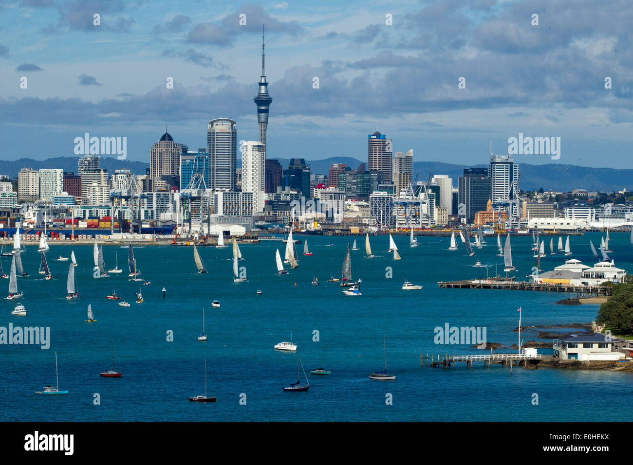 Le littoral annuel Classic Yacht Race part pour la baie des îles, Auckland, Nouvelle-Zélande, le vendredi 25 octobre 2013. Banque D'Images