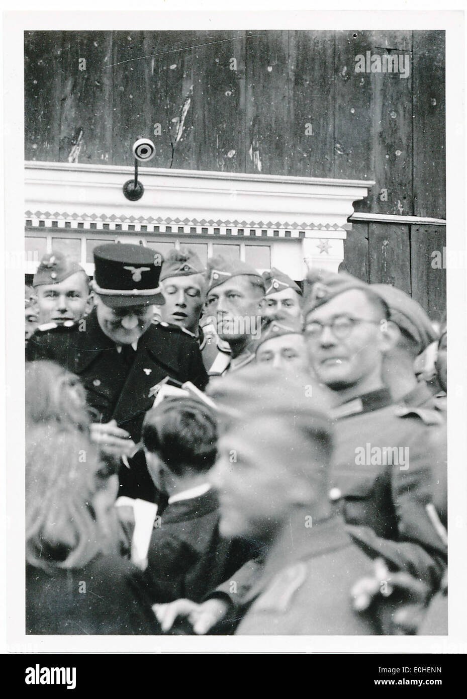 Vidkun Quisling photographié avec des soldats allemands pendant la seconde Guerre mondiale, une figure clé de la collaboration nazie norvégienne sous l’occupation allemande. Banque D'Images