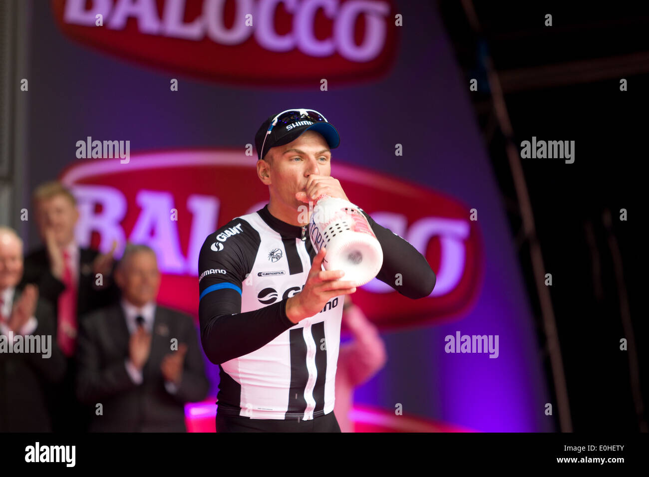 Belfast City Hall UK.10 Mai 2014. Marcel Kittel drinking champagne après avoir remporté la 2ème étape du Giro d'Italia Banque D'Images