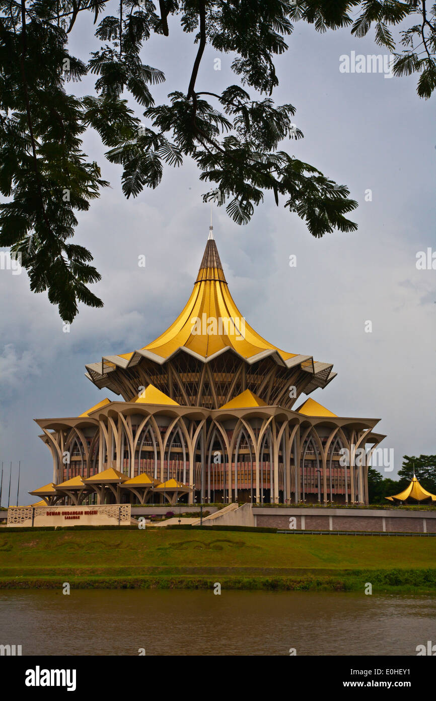 L'ASSEMBLÉE LÉGISLATIVE DE L'État de Sarawak ou bâtiment Parlement vu de la rivière KUCHING - KUCHING, Sarawak, Bornéo, Malaisie Banque D'Images