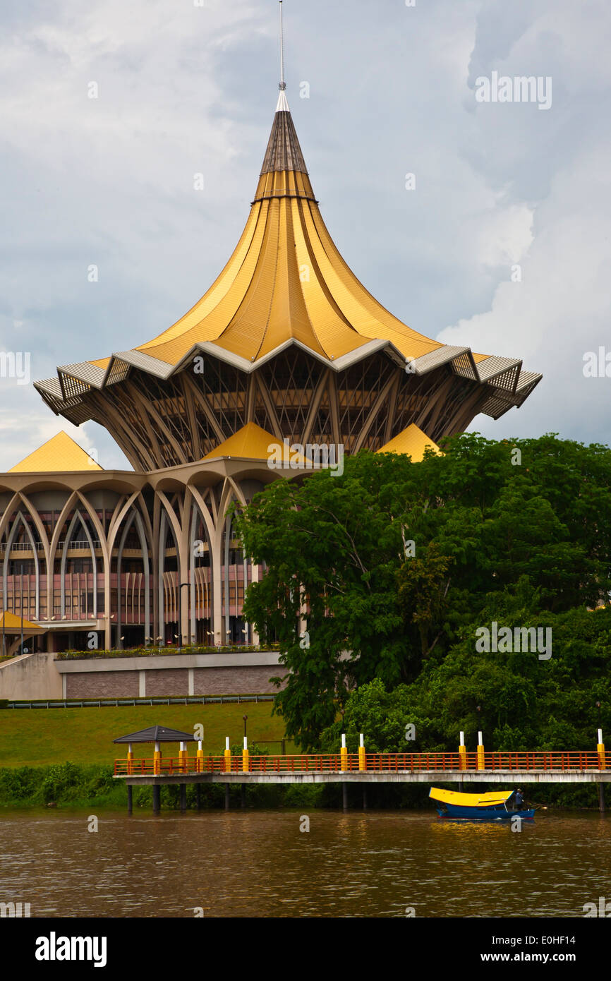 L'ASSEMBLÉE LÉGISLATIVE DE L'État de Sarawak ou bâtiment Parlement vu de la rivière KUCHING - KUCHING, Sarawak, Bornéo, Malaisie Banque D'Images