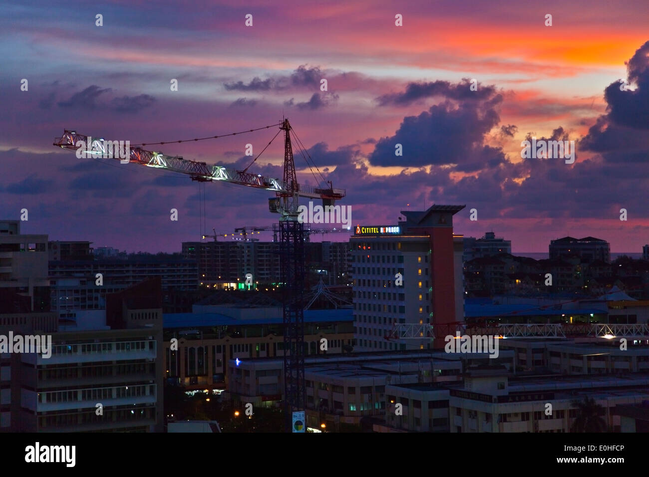 L'horizon de la ville de Kota Kinabalu au coucher du soleil - SABAH, Bornéo, Malaisie Banque D'Images