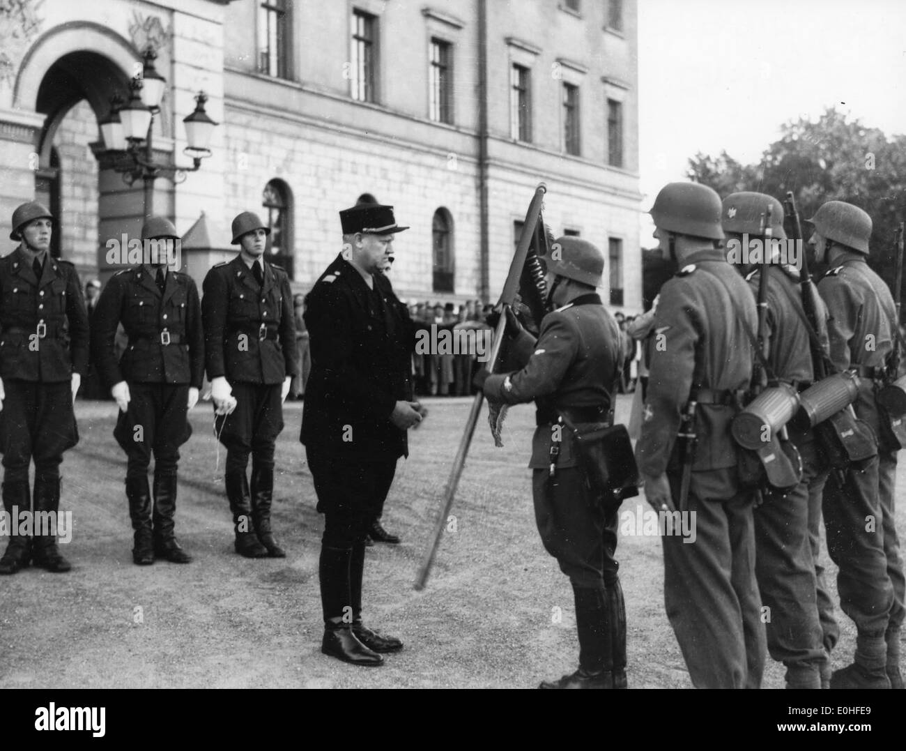 Den Norske Legion. En Politikompaniet overrekker Vidkun Quisling fane som mottas Jonas av mensonge. Banque D'Images
