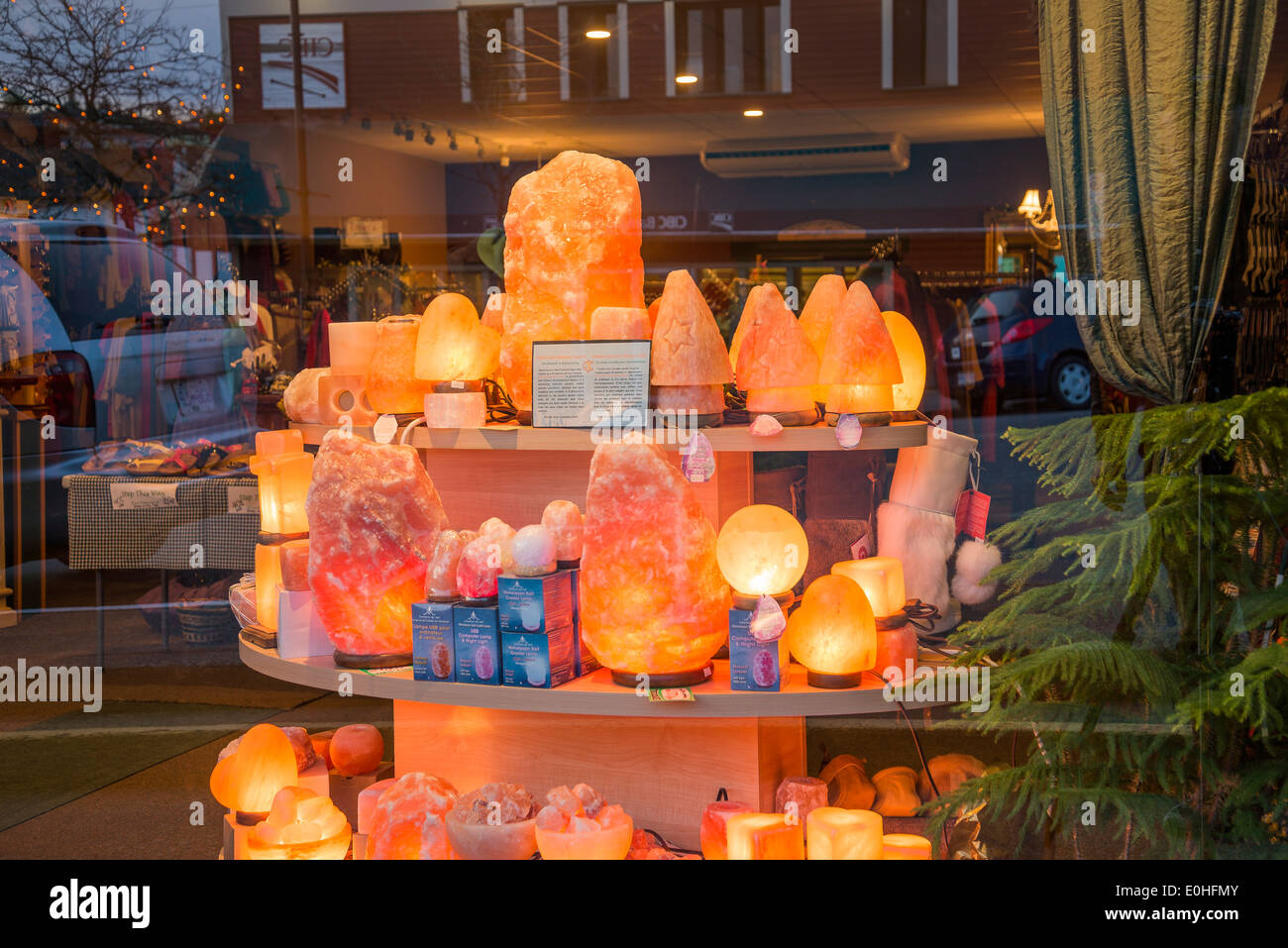 Afficher la fenêtre des lampes en cristal de sel de l'Himalaya, à Ladysmith, en Colombie-Britannique, Canada Banque D'Images