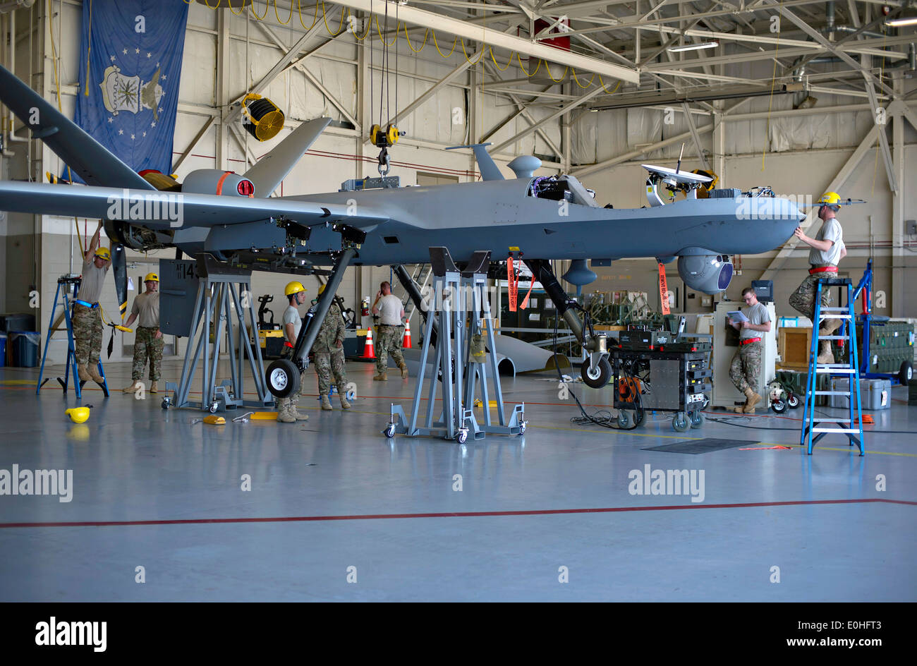 De l'Aviateur de l'US Air Force Air Force Base Canon assembler un MQ-9 Reaper drone 23 Avril, 2014 à Hurlburt Field, en Floride. Banque D'Images
