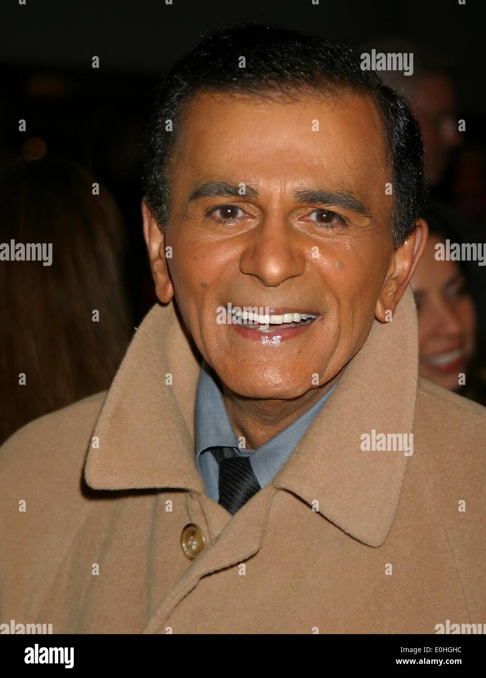 Photos de fichier : Casey Kasem a été manquants dans un hôpital de Californie depuis le 6 mai, et ses enfants ont accusé leur belle-mère de déménagement hors de la région. Kasem, 82 ans, souffre de la maladie de Parkinson à un stade avancé et a été au centre d'une querelle entre sa femme, Jean Kasem, et ses enfants adultes. Photo 2003 - CASEY KASEM à l'hiver 2003 du Réseau Wb Partie Renaissance Hollywood Hotel. Credit : Kelly Jordan/Globe Photos/ZUMAPRESS/Alamy Live News Banque D'Images