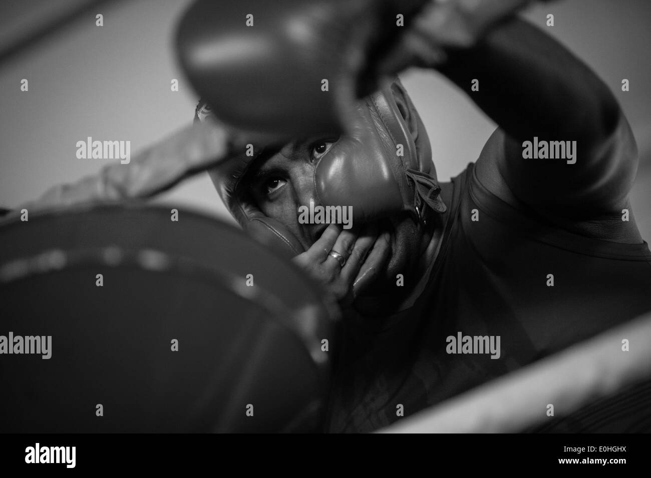 (140514) -- MEXICO, 14 mai 2014 (Xinhua) -- La police fédérale Francisco Javier Ruiz Garcia se prépare à prend part au cours du premier tournoi de boxe pour les policiers qui est organisé par le Conseil mondial de la boxe et de la Commission nationale des Sports (CONADE, pour son sigle en espagnol) au centre de commandement de la Police Fédérale du Mexique, dans la ville de Mexico, capitale du Mexique, le 13 mai 2014. Au moins 160 membres de la Police fédérale, Secrétaire de la Défense Nationale (SEDENA, pour son sigle en espagnol), Secrétaire de la Marine, pour SEMAR (son acronyme en espagnol), et de l'état et la police municipale parti Banque D'Images