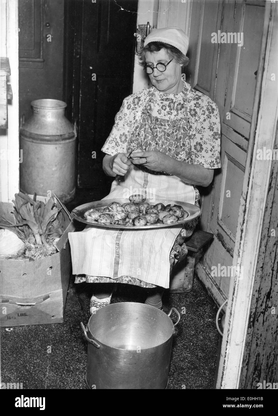 Cette image représente un wagon-restaurant ('Togkjøkken') sur un train exploité par les chemins de fer norvégiens. La voiture, fabriquée par Alexander Stephen & sons, met en évidence les voyages en train du début du XXe siècle en Norvège, soulignant l'importance des services de restauration à bord pendant les longs trajets. Banque D'Images