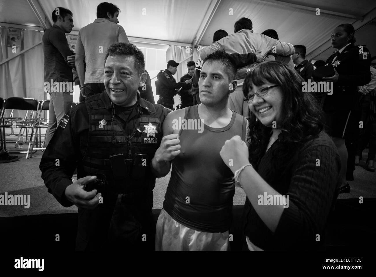 (140514) -- MEXICO, 14 mai 2014 (Xinhua) -- La police fédérale Francisco Javier Ruiz Garcia pose avec partisans après boire la lutte contre le milieu marin Luis Felipe 'El Choco' Garcia dans knockout pendant le premier tournoi de boxe pour les policiers qui est organisé par le Conseil mondial de la boxe et de la Commission nationale des Sports (CONADE, pour son sigle en espagnol) au centre de commandement de la Police Fédérale du Mexique, dans la ville de Mexico, capitale du Mexique, le 13 mai 2014. Au moins 160 membres de la Police fédérale, Secrétaire de la Défense Nationale (SEDENA, pour son sigle en espagnol), Secrétaire Banque D'Images