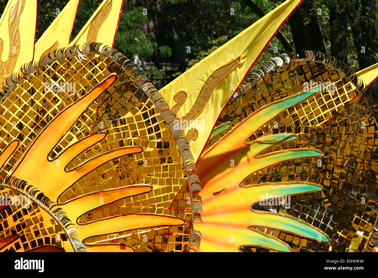 -Design Star burst en or, orange,jaune et satins avec miroir carré réfléchissant Banque D'Images