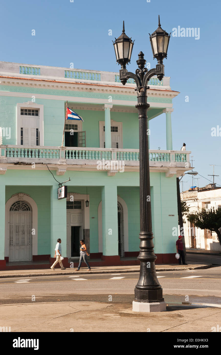 Place de la ville de Cienfuegos avec scène de rue vieille lampe et marcher le long de sections locales et de la rue du drapeau cubain Banque D'Images