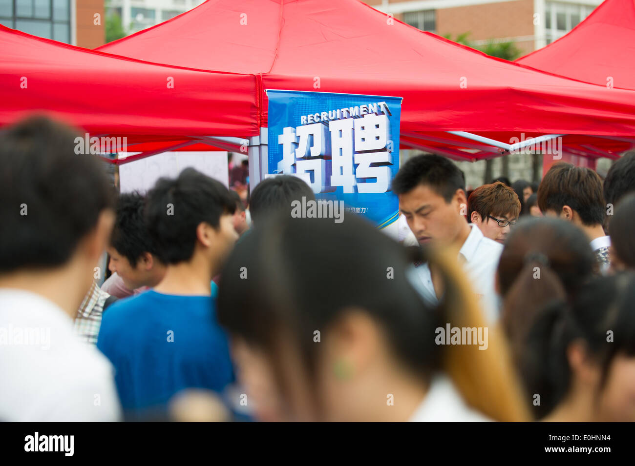 Hefei, Chine, Anhui Province. 14 mai, 2014. Regardez à travers l'information sur l'emploi des diplômés au cours d'un salon de l'emploi de Hefei, capitale de la Province d'Anhui en Chine orientale, le 14 mai 2014. © Du Yu/Xinhua/Alamy Live News Banque D'Images