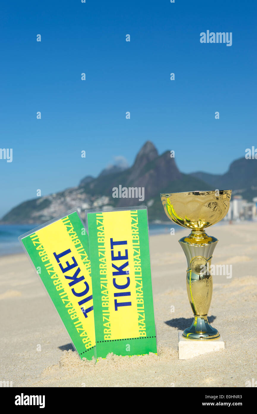 Le Brésil champion soccer trophy avec les billets de la plage d'Ipanema Rio de Janeiro Brésil Banque D'Images