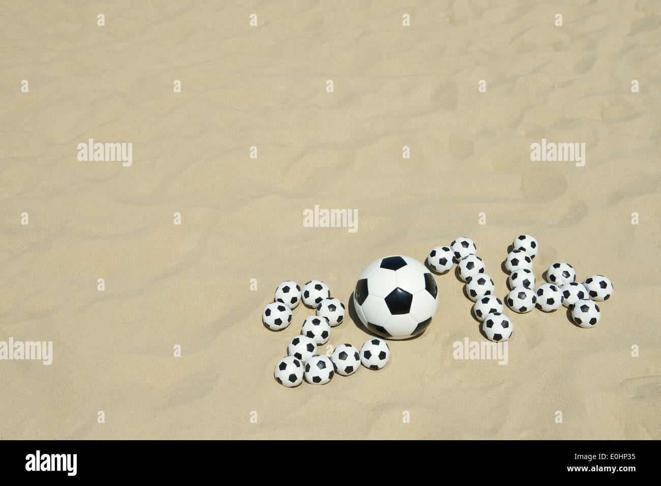 2014 Soccer football avec des ballons de foot sur plage à Rio de Janeiro Brésil Banque D'Images