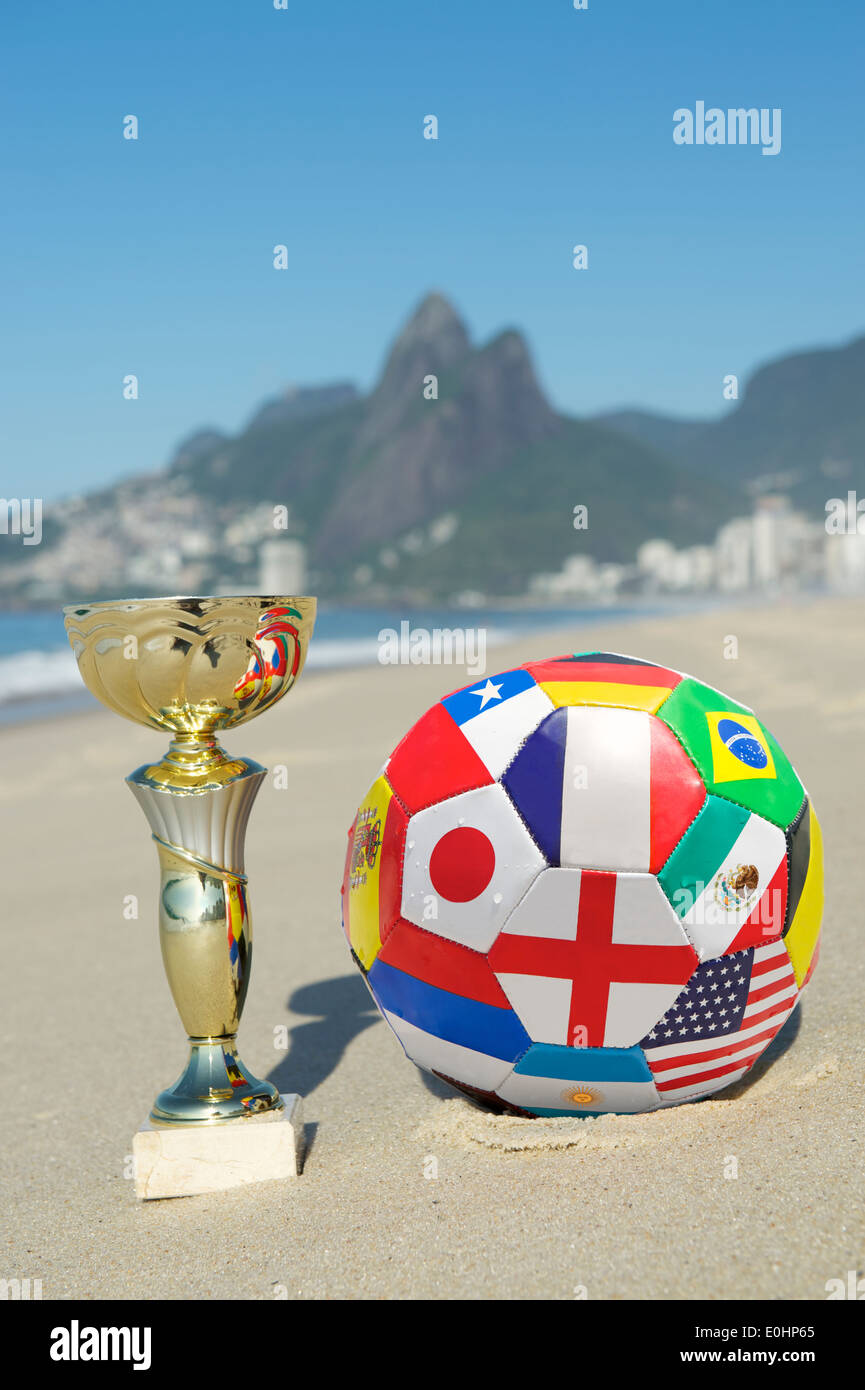 Le Brésil champion soccer trophy avec drapeau d'équipe du football international La plage d'Ipanema Rio de Janeiro Brésil Banque D'Images