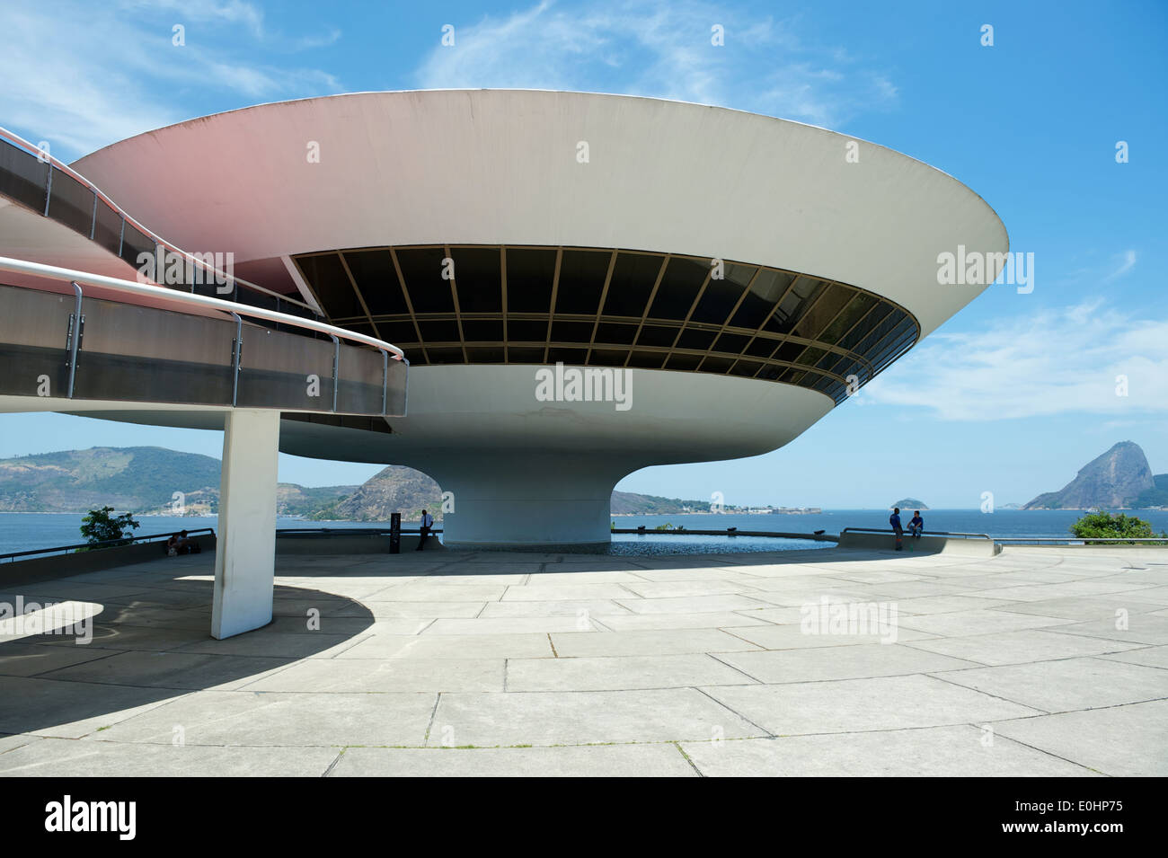 RIO DE JANEIRO, Brésil - le 4 février 2014 : Le Musée d'Art Contemporain de Niterói (MAC) par Oscar Niemeyer avec Horizon. Banque D'Images