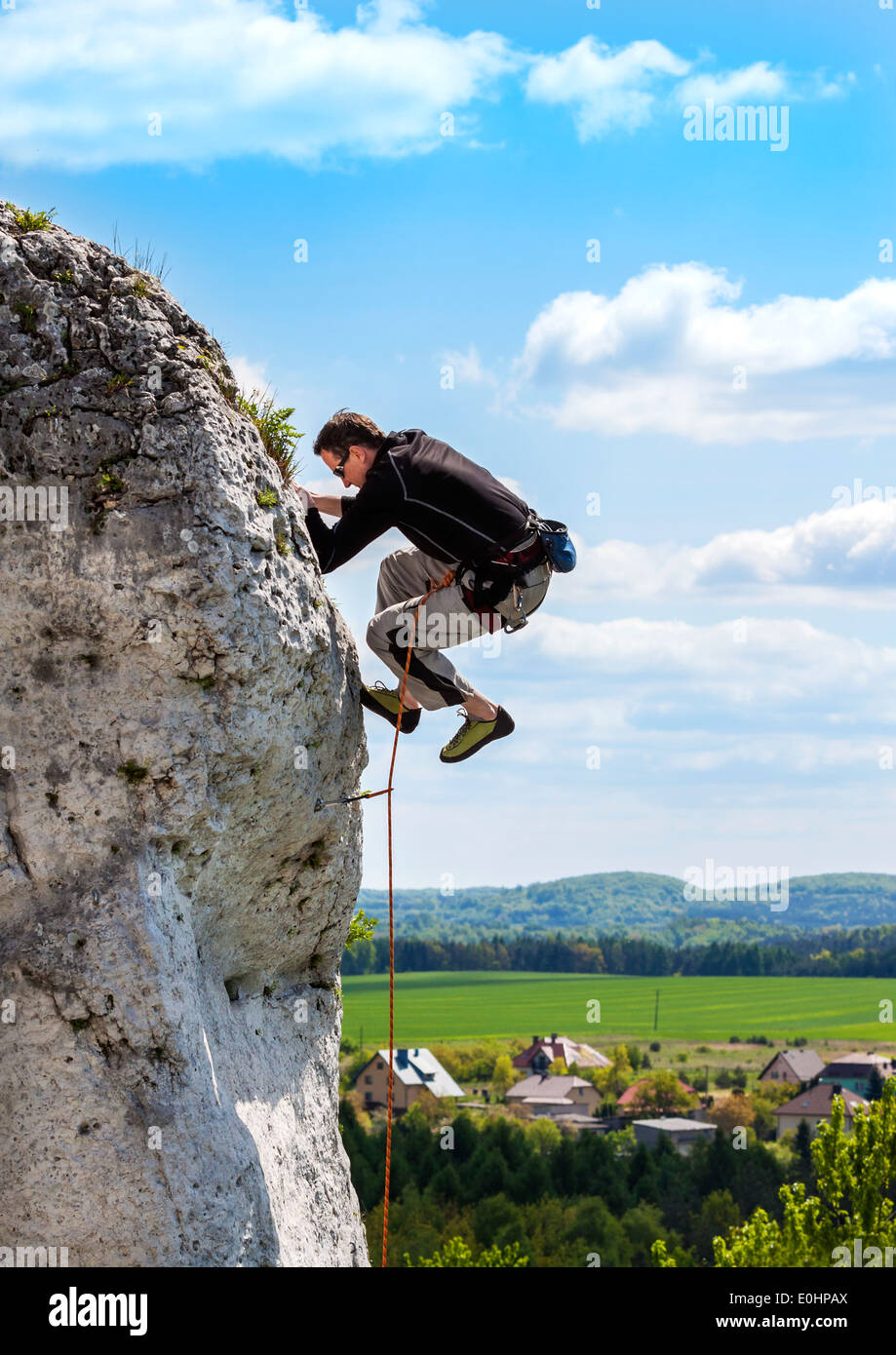 L'extrême de l'Escalade sur mur, l'homme naturel avec ciel bleu. Banque D'Images