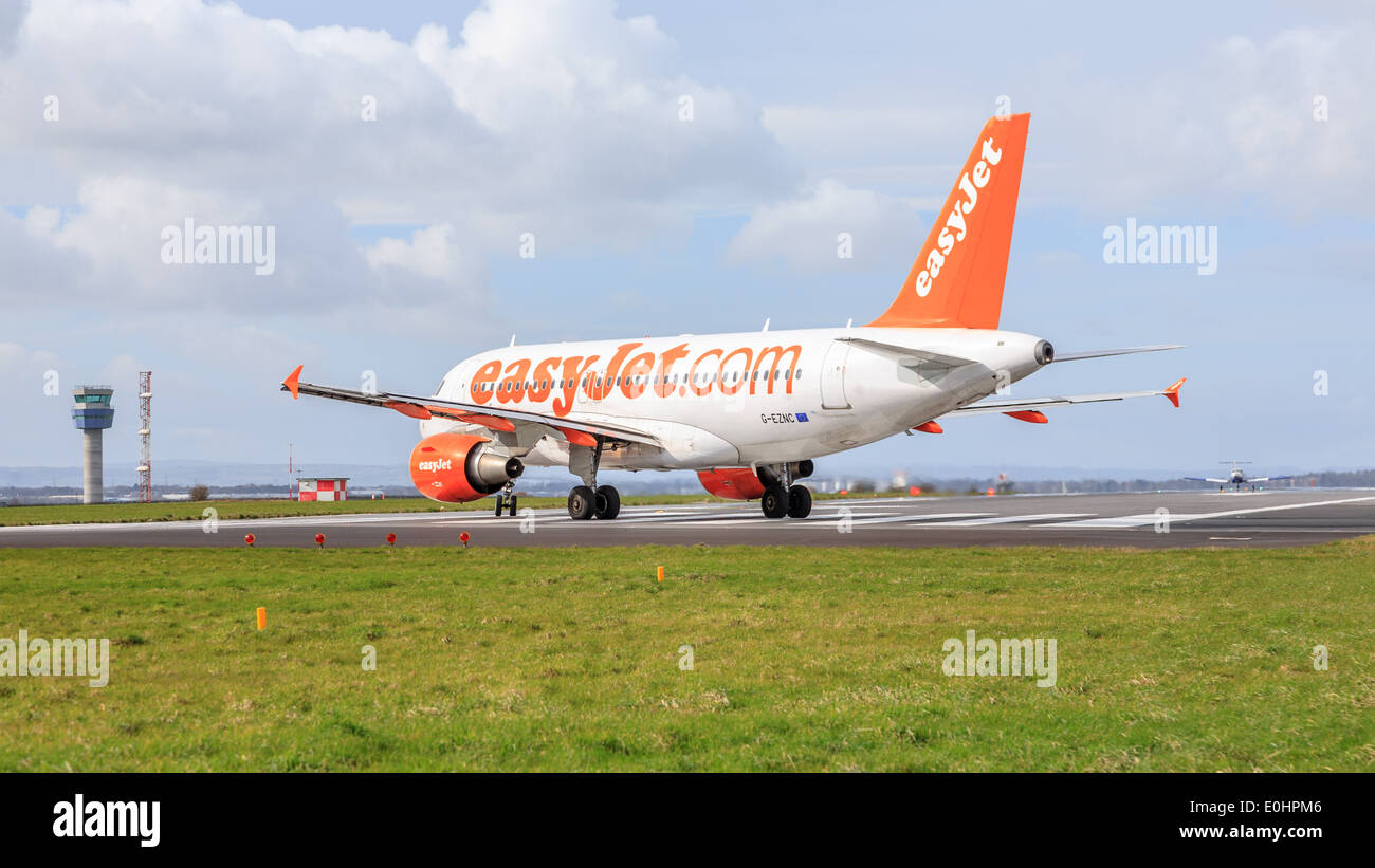 Avion EasyJet prêt au décollage à l'aéroport John Lennon de Liverpool, Merseyside, LPL, Nord Ouest de l'Angleterre, Royaume-Uni, Europe Banque D'Images