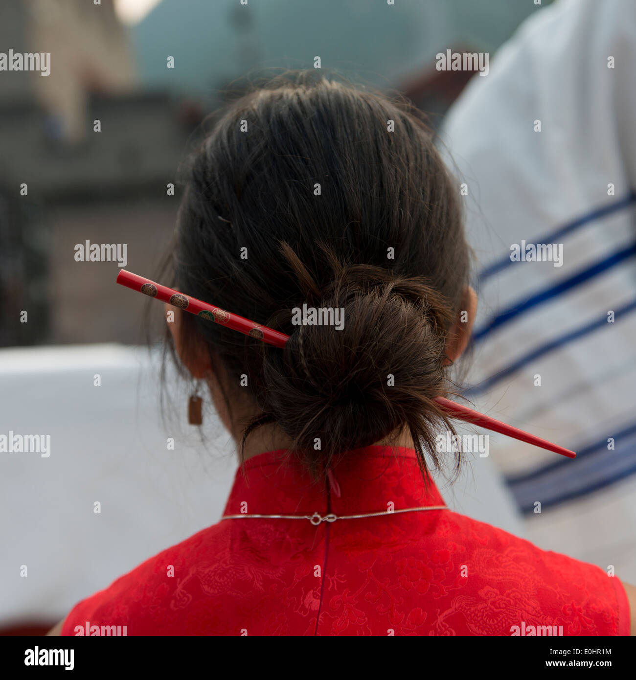 Close-up of a woman with hair stick dans ses cheveux, Changping District, Beijing, Chine Banque D'Images