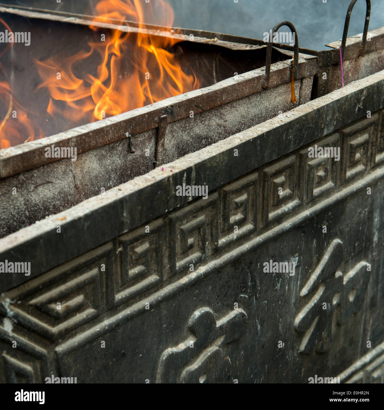 D'encens brûlant en un temple, Temple du Lama, Dongcheng, Beijing, Chine Banque D'Images