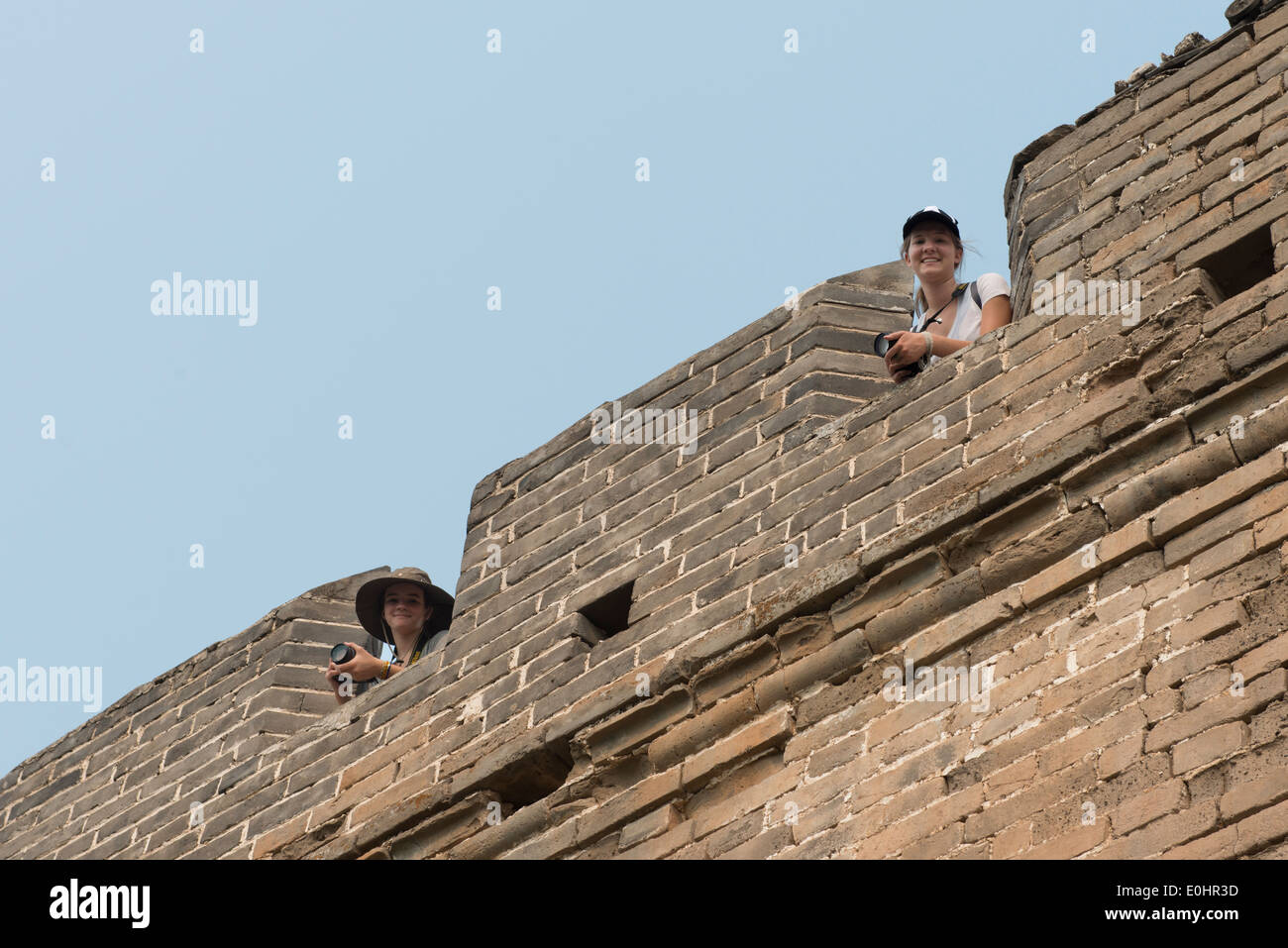 Les touristes à la terrasse d'un fort à la Grande Muraille de Chine, Changping District, Beijing, Chine Banque D'Images