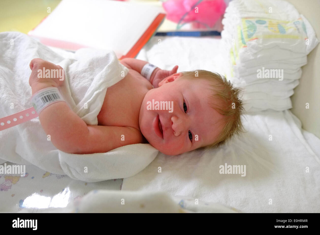 Bébé nouveau-né dans une maternité. Autorisation modèle disponible Banque D'Images