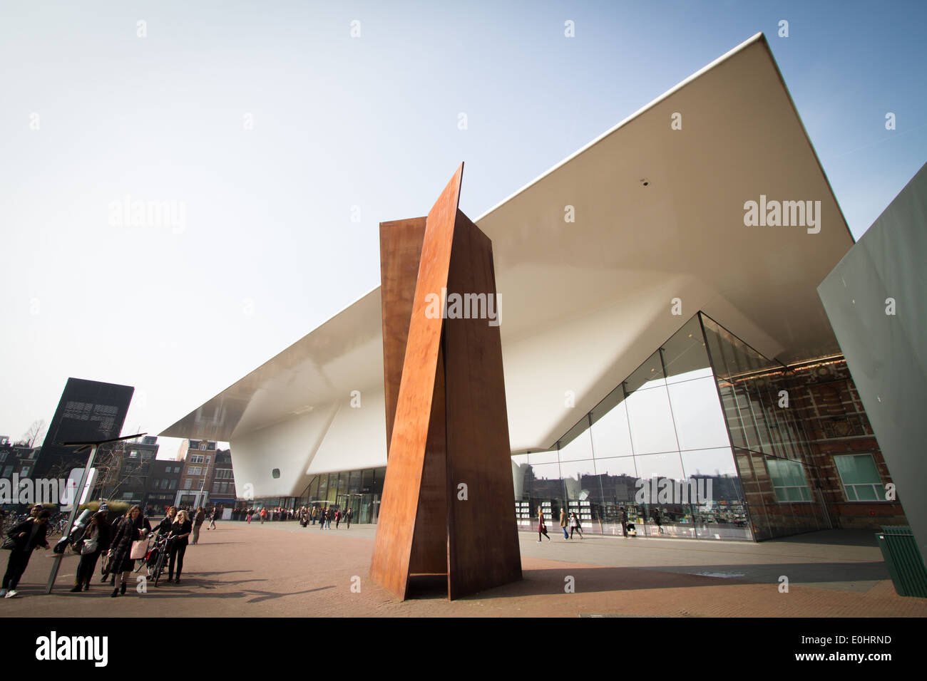 La sculpture de Richard Serra à l'extérieur du musée Stedelijk Museumplein Amsterdam, Pays-Bas Banque D'Images