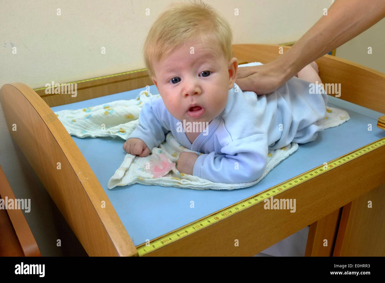 Bébé de deux mois est examiné lors d'un centre de santé familiale photographié en Israël Banque D'Images