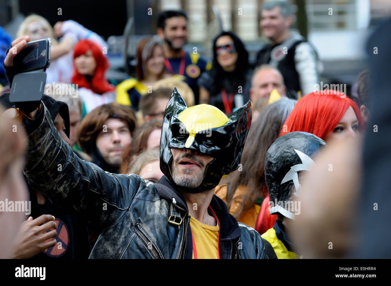 X-Men l'événement cosplay à Leicester Square, Londres, 2104. Prendre un Wolverine avec un téléphone mobile selfies Banque D'Images